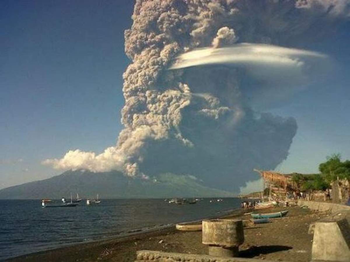 Aşa ceva o dată în viaţă vezi! Erupţie spectaculoasă în Indonezia
