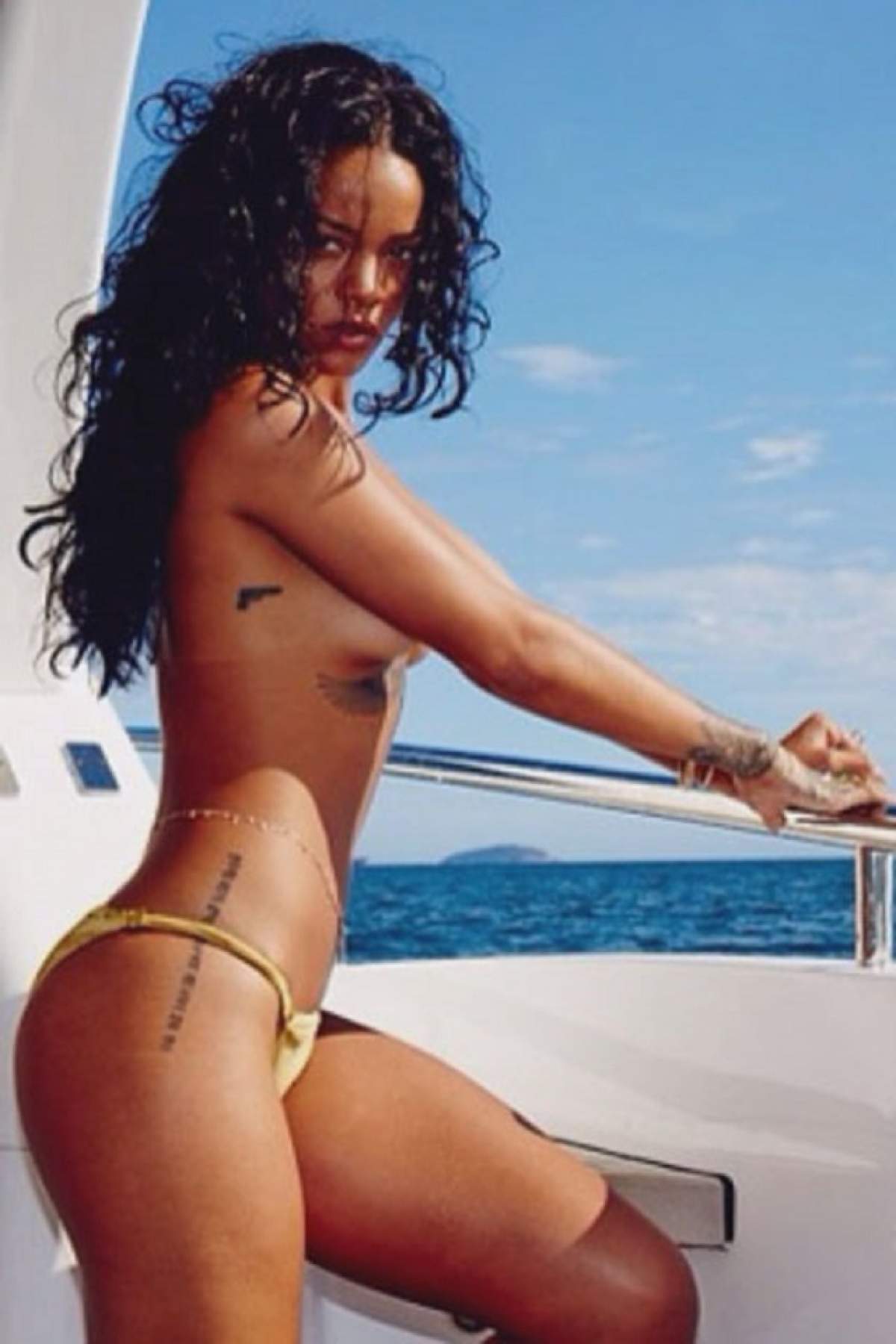 FOTO HOT! Ce ne-a arătat Rihanna în timpul unui meci de baschet!