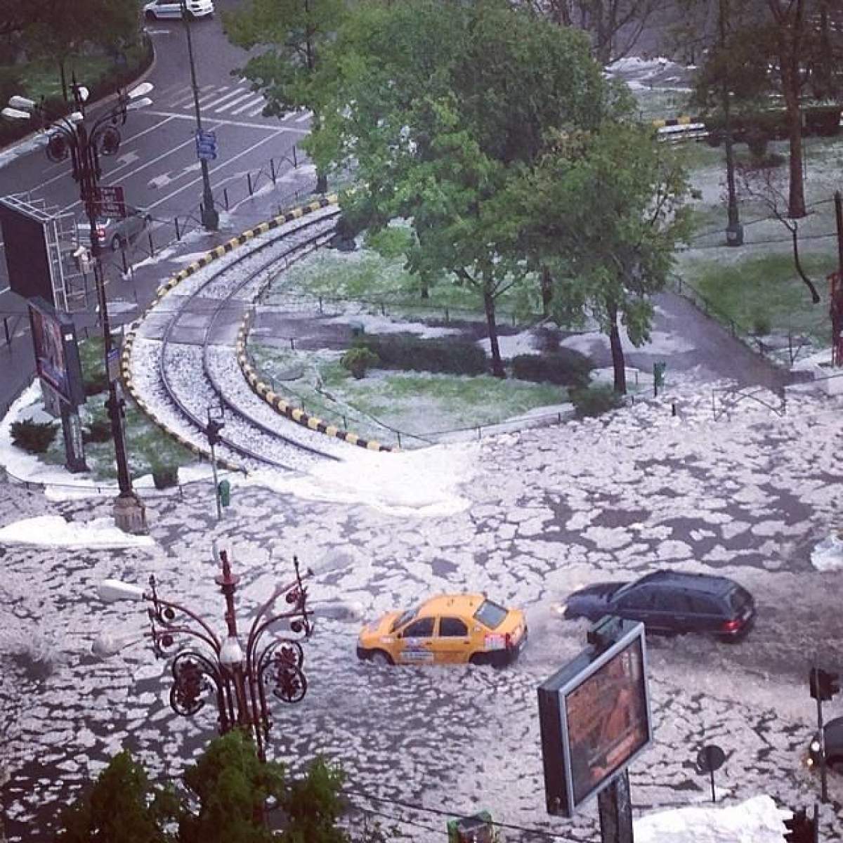 VIDEO Nu, nu suntem în Caraibe... ci în Bucureşti! Imagini surprinse de oameni în timpul furtunii, dar şi după