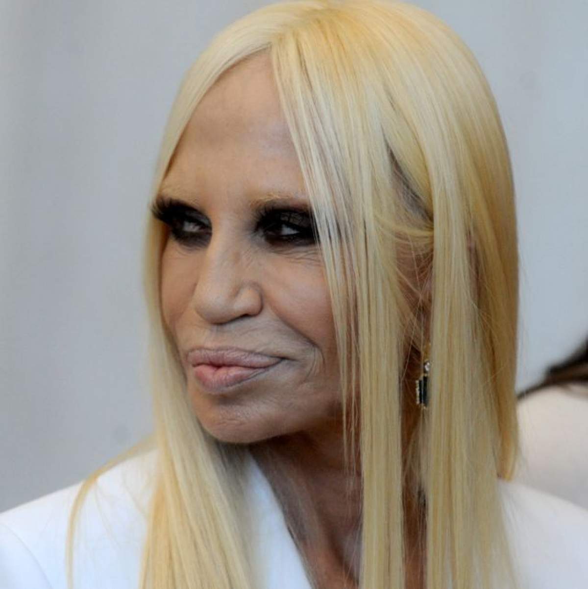 A dat o căruţă de bani pe operaţii estetice degeaba! Donatella Versace arată ca BAU-BAU