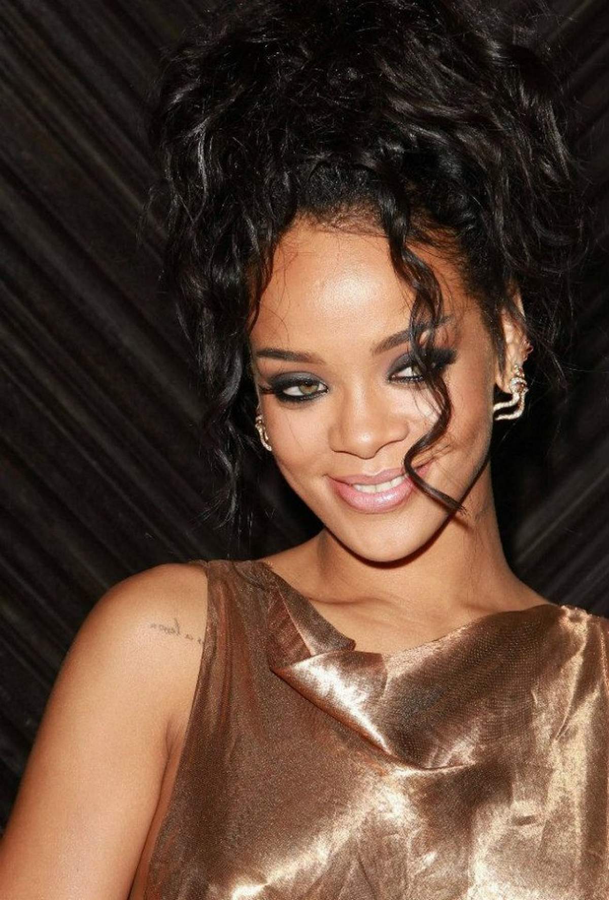 Rihanna a vrut să fie sexy, însă s-a făcut de râs cu ţinuta asta! I-a ieşit fundul din rochie