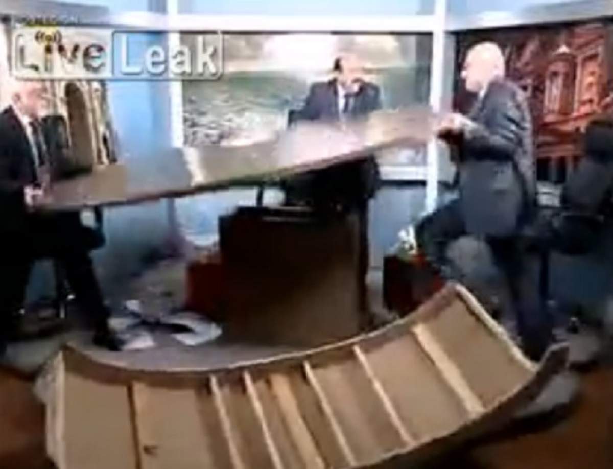VIDEO De tot râsul! Jurnaliştii s-au bătut la TV şi au distrus studioul