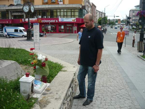 Tatăl fetiţei care a fost ucisă pe trecerea de pietoni, faţă în faţă cu măicuța ucigaşă! "Când dă ochii cu mine, lasă privirea în pământ şi călugărițele o ascund..."
