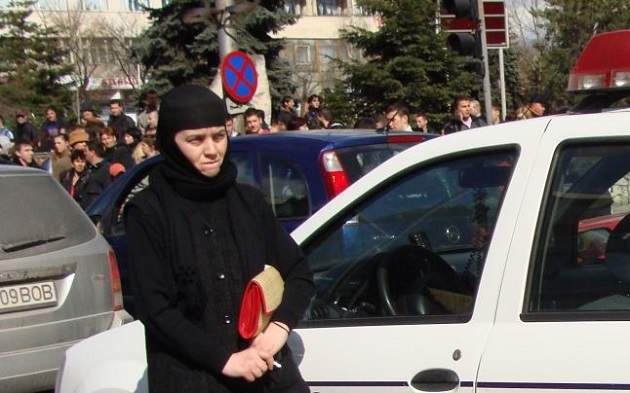Tatăl fetiţei care a fost ucisă pe trecerea de pietoni, faţă în faţă cu măicuța ucigaşă! "Când dă ochii cu mine, lasă privirea în pământ şi călugărițele o ascund..."
