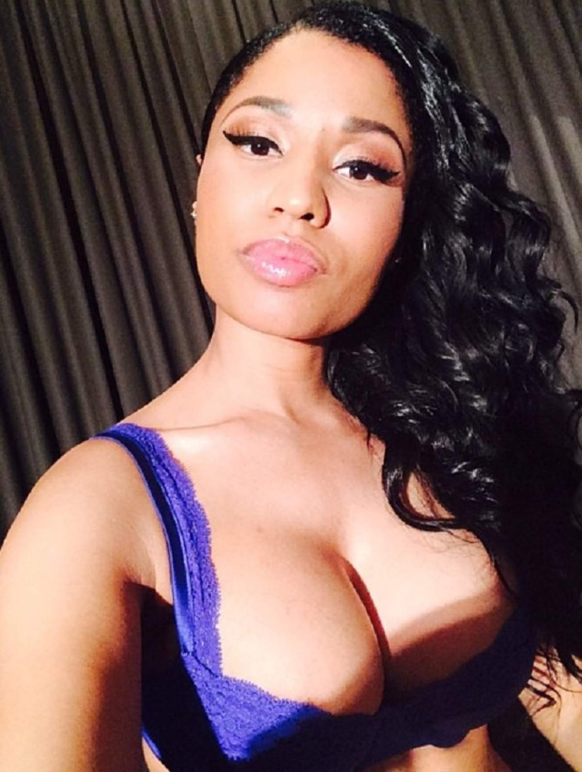 Nicki Minaj, udă toată şi înconjurată de mulţi bărbaţi. Ia uite ce privelişte le-a oferit domnilor