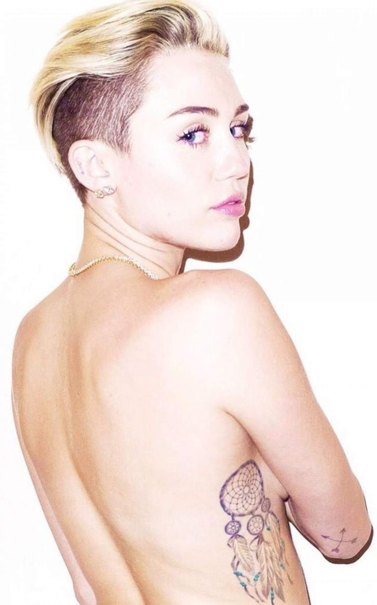 Cu picioarele desfăcute şi cu vânătăi pe fund, Miley Cyrus a încercat să fie sexy, însă nu i-a ieşit!