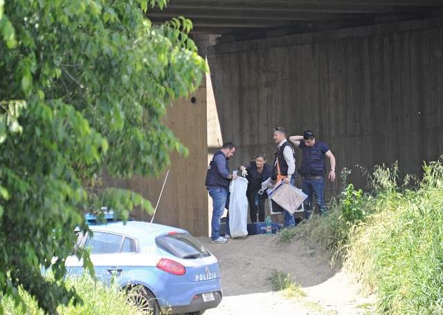 EXCLUSIV Soţul tinerei care a fost crucificată în Italia, întâlnire de gradul zero cu un bărbat suspect, la locul crimei!