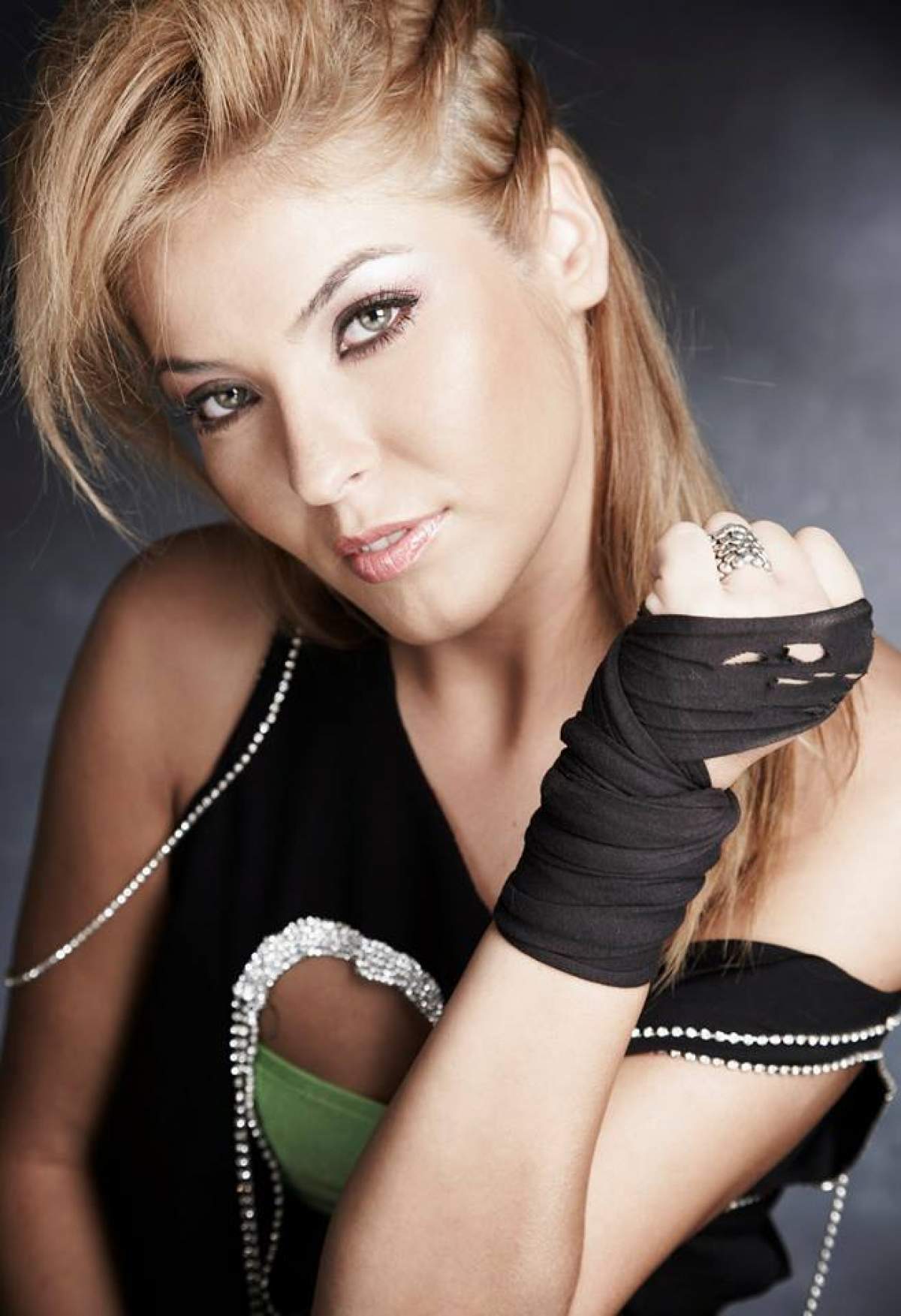 EXCLUSIV! Roxana, componenta ex-Heaven, bombă sexy la guvern!