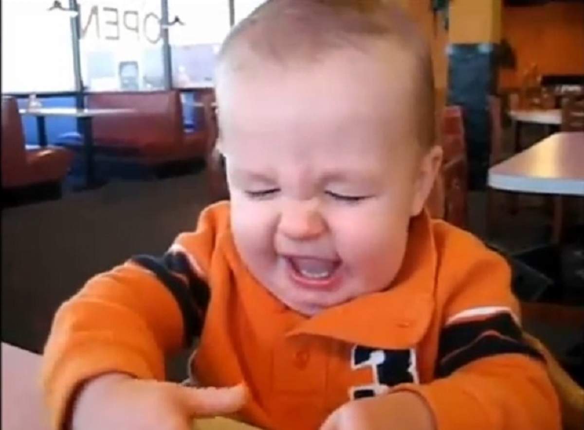 VIDEO Reacţii notabile! Feţele copiilor care gustă pentru prima dată-n viaţa lor o lămâie te vor face să râzi cu lacrimi!