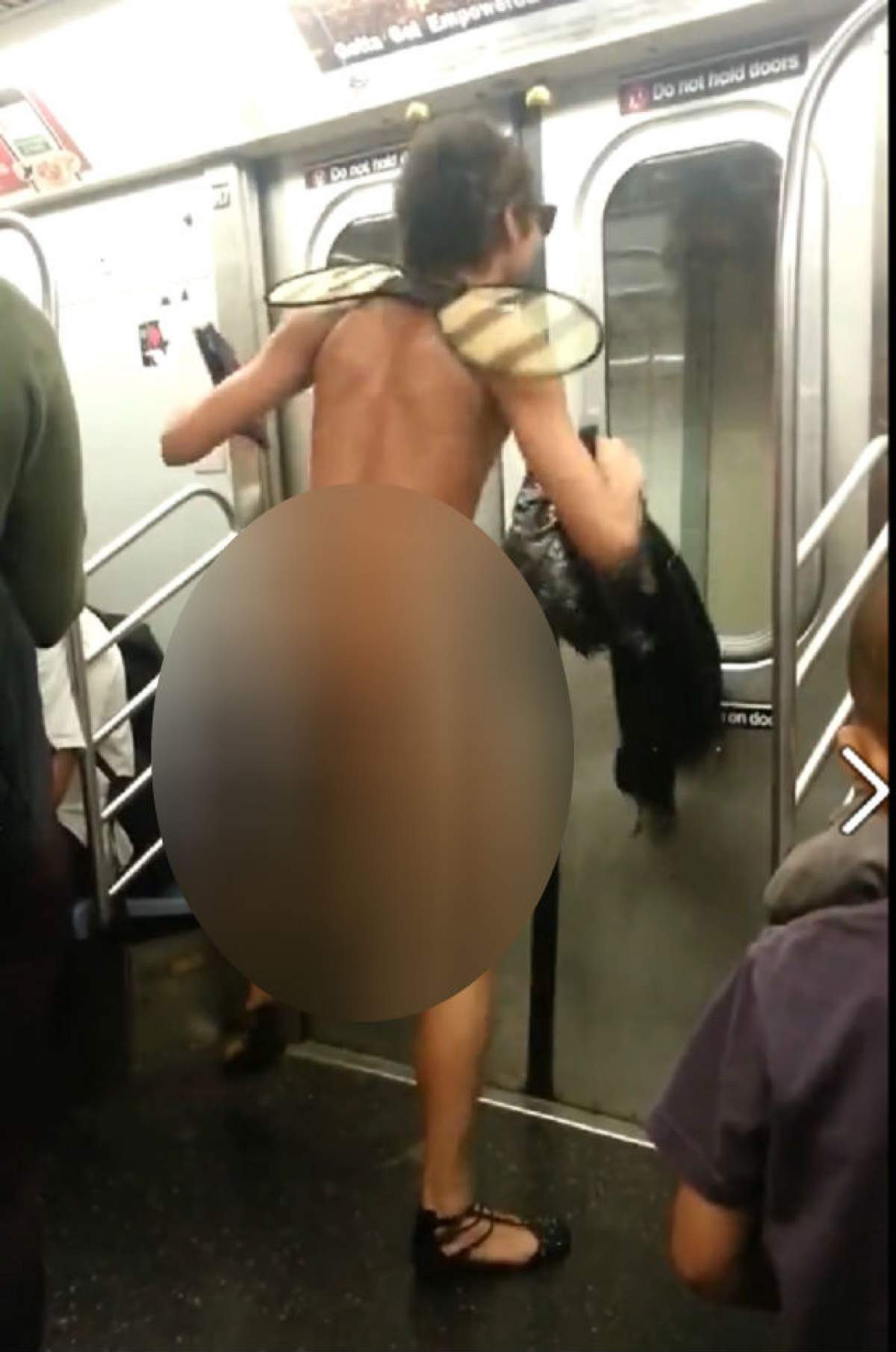VIDEO DEZGUSTĂTOR! Ce face acest bărbat în faţa copiilor, în metrou! ATENŢIE, e aproape dezbrăcat!