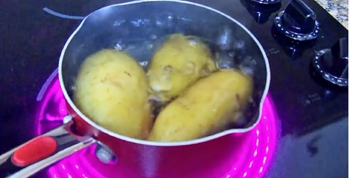 VIDEO Simplu ca "bună ziua"! Cum să cureţi un cartof în 3 secunde
