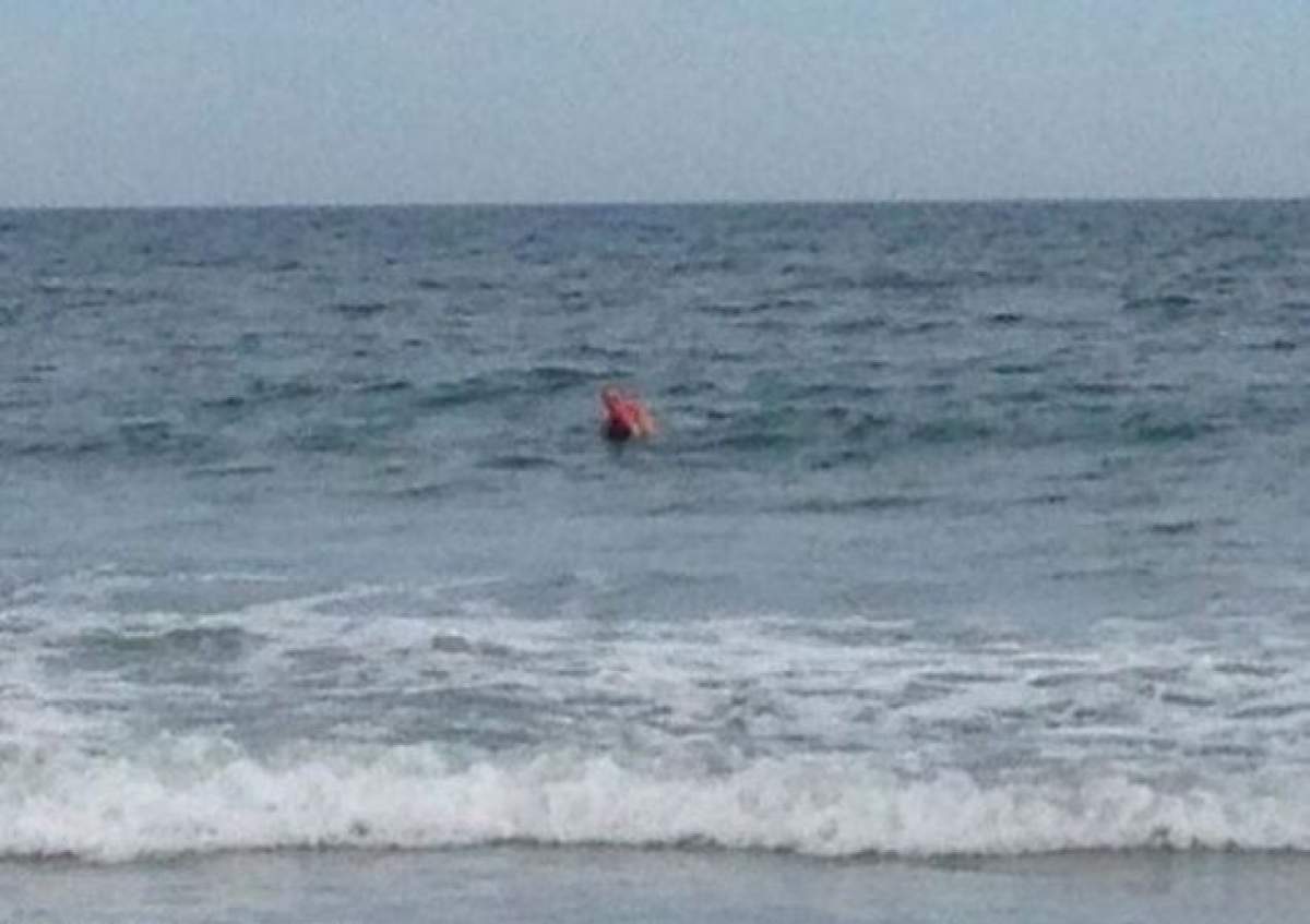 Un cuplu a fost arestat pe plajă, după ce au încercat să facă sex în apă!