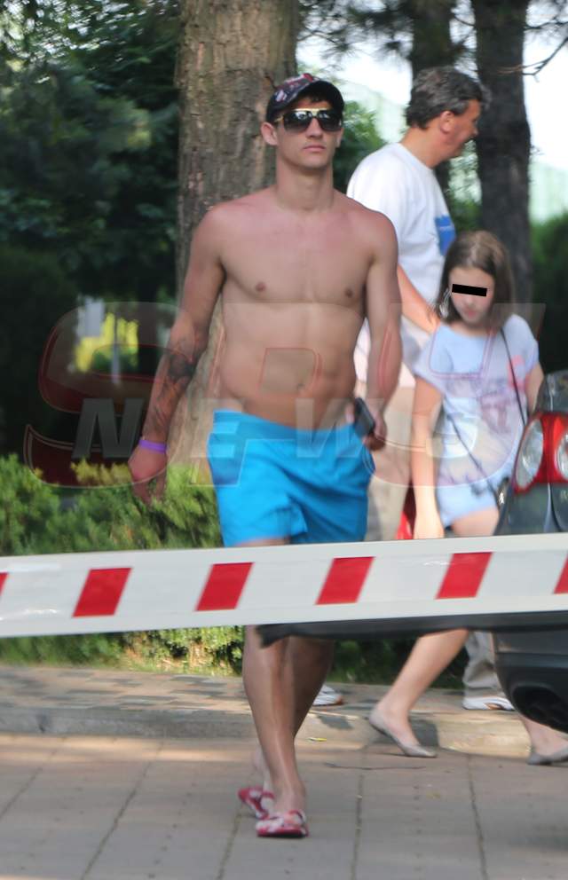Ţi se va opri respiraţia! Iancu şi Matei, de la Steaua, au încins minţile femeilor cu trupurile lor sculptate, expuse la soare!