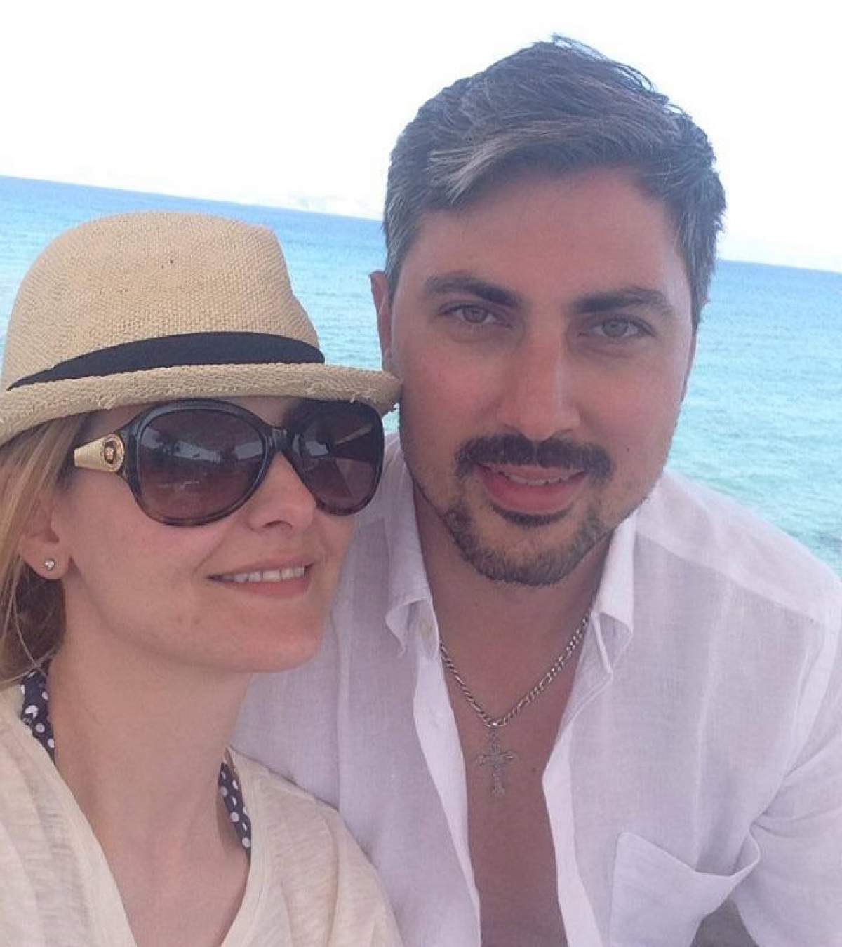 Alina Sorescu şi Alexandru Ciucu sunt foarte fericiţi de când au devenit părinţi. Cât de tandru îl atinge micuţa pe tatăl ei