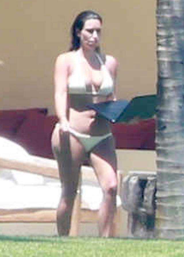 FOTO Ups, i-a ieşit fundul din slip!  Bikinii purtaţi de Kim Kardashian, prea mici pentru formele voluptoase ale starletei