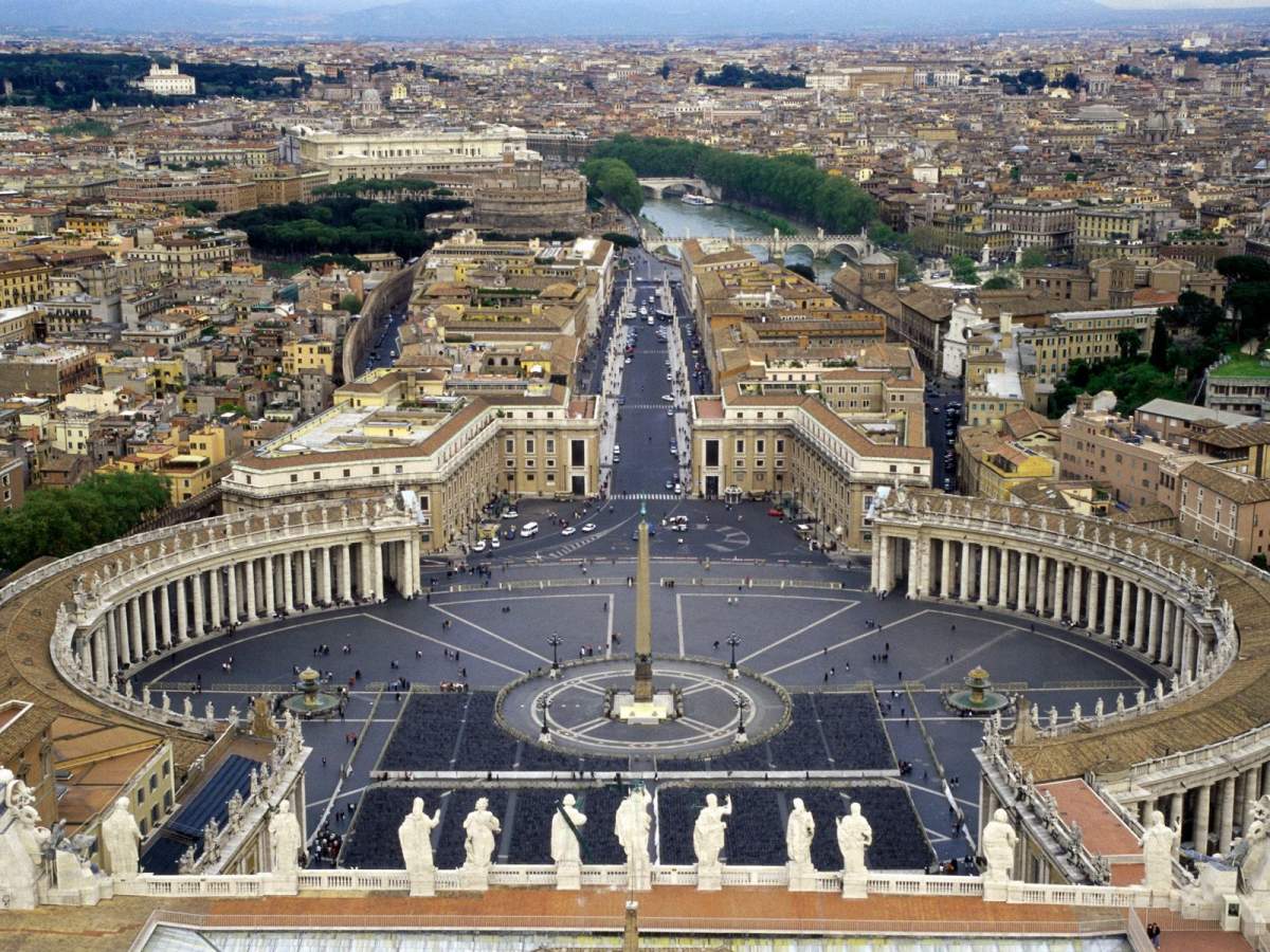 Decizie fără precedent la Vatican! Turiştii sunt de vină!