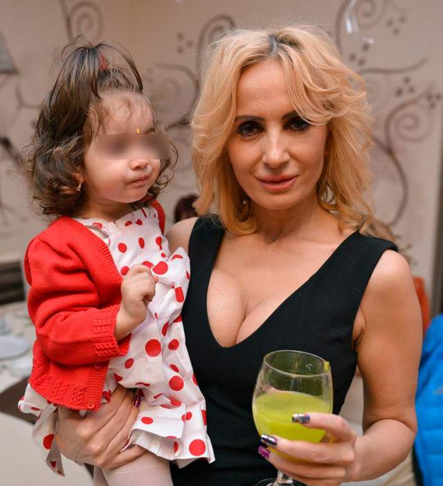 O cunoscută cântăreaţă a tras o sperietură soră cu moartea! A fugit de la concert pentru a fi alături de fiica sa la spital!