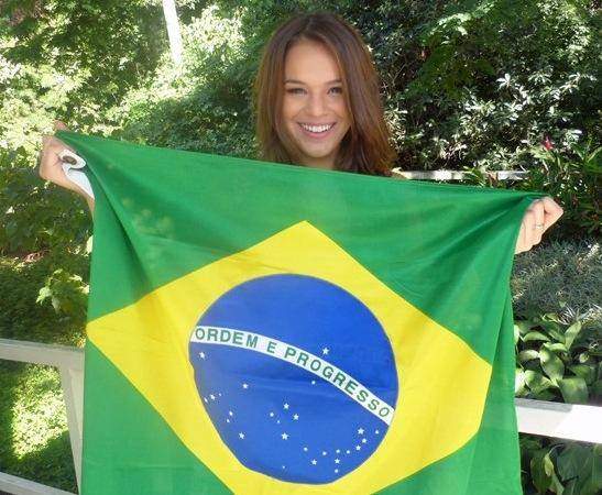 Iubita lui Neymar cea mai sexy susţinătoarea a Braziliei! Uite cum s-a fotografiat fotomodelul!