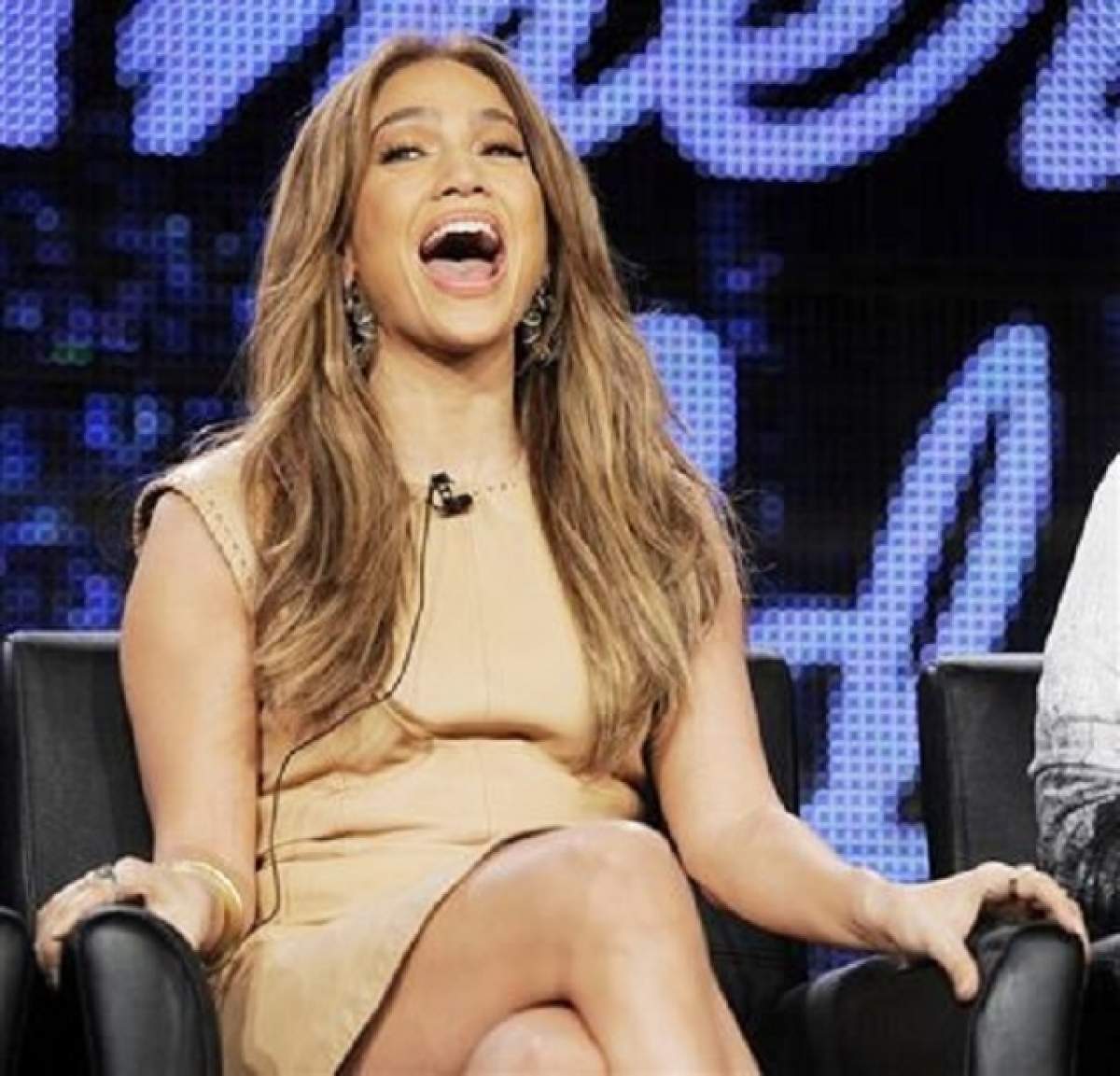 VIDEO Jennifer Lopez, DEZLĂNŢUITĂ în culisele Cupei Mondiale din Brazilia!