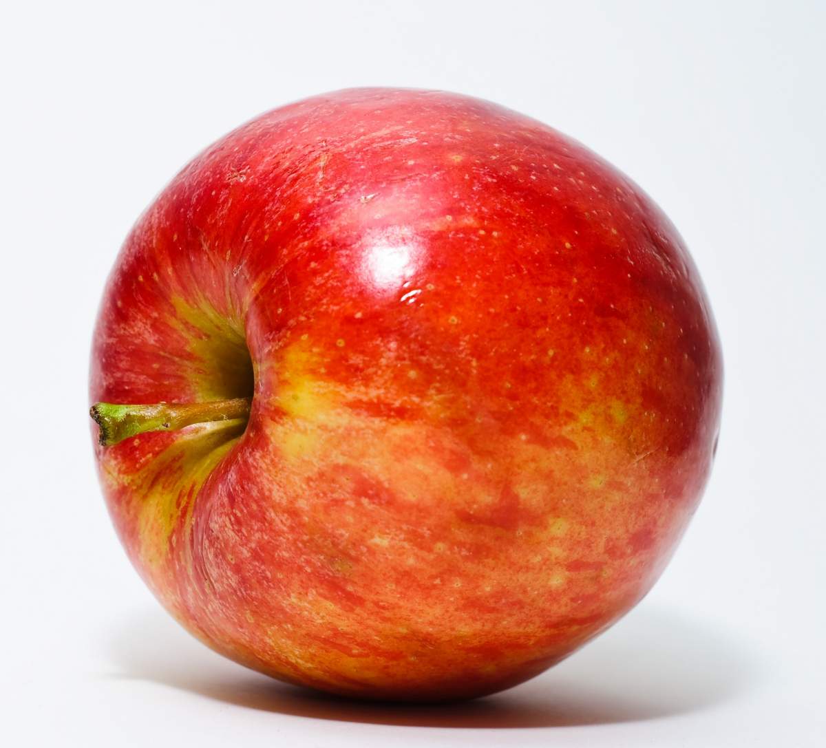 Ce păţeşti dacă mănânci merele cu tot cu sâmburi! Au cianură!