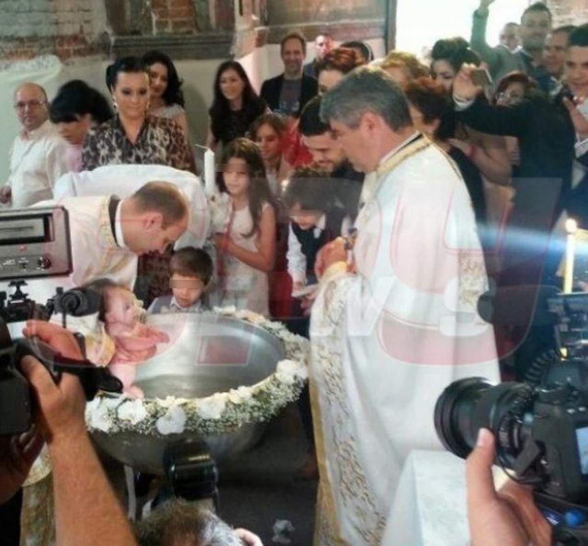 Oana Roman şi-a botezat fetiţa! Imagine emoţionantă de la eveniment