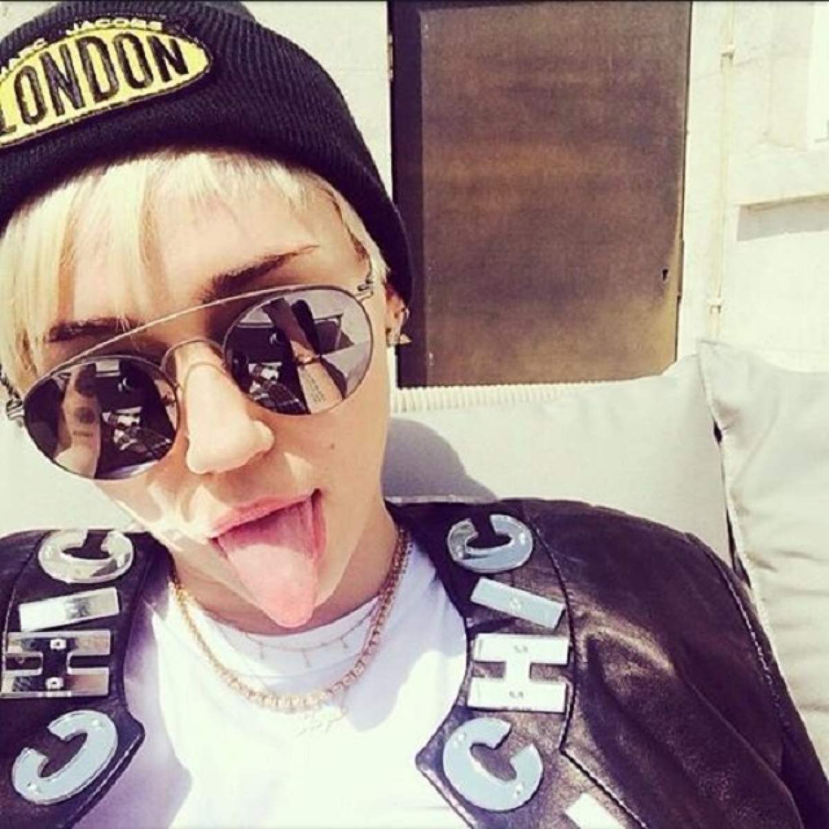 Miley Cyrus a întrecut limita! Artista s-a pozat TOPLESS, cu limba scoasă şi părul răvăşit!