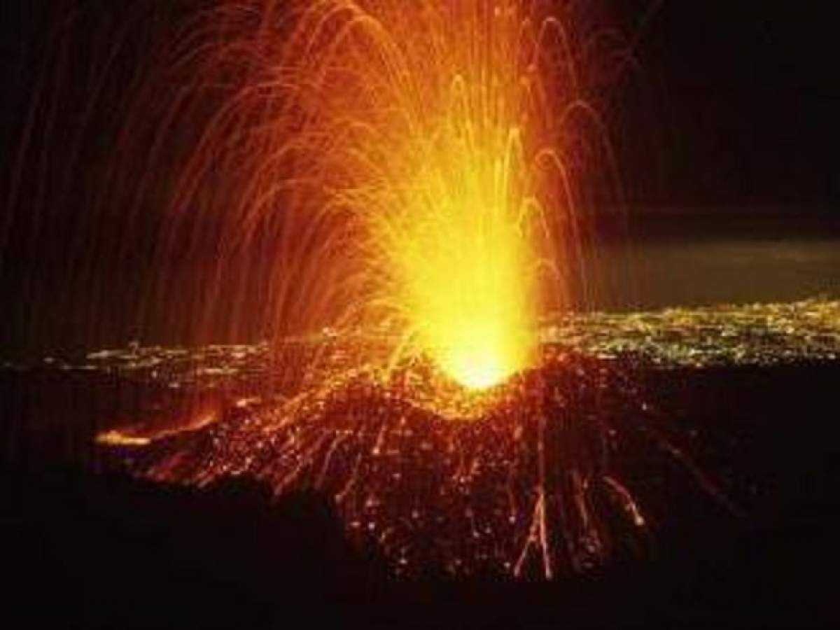 VIDEO Vulcanul Etna a erupt din nou! Uite consecinţele cenuşii din atmosferă