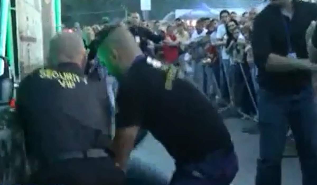 VIDEO REVOLTĂTOR! Un tânăr a fost bătut cu bestialitate de agenţii de pază de la un concert!