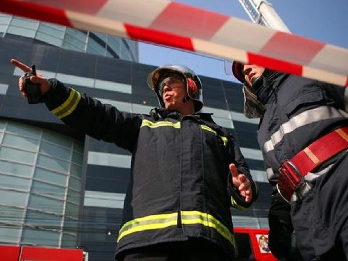 La un pas de tragedie! O bucată de plafon a căzut peste clienţi într-un centru comercial