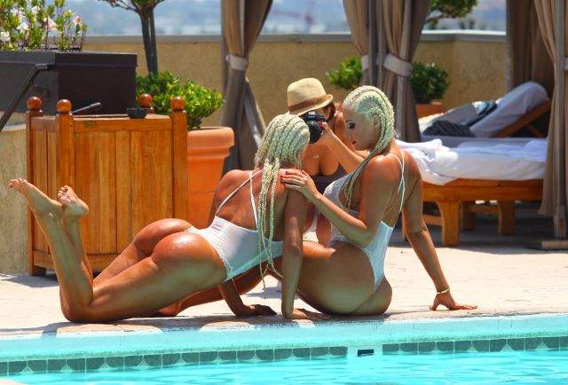 FOTO Pictorial HOT la piscină cu gemenele Karissa si Kristina Shannon! Cum arată cele mai dorite posterioare din casa Playboy