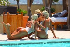FOTO Pictorial HOT la piscină cu gemenele Karissa si Kristina Shannon! Cum arată cele mai dorite posterioare din casa Playboy
