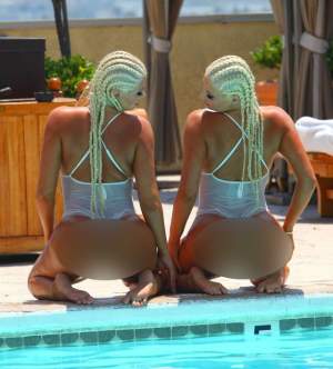 FOTO Pictorial HOT la piscină cu gemenele Karissa si Kristina Shannon! Cum arată cele mai dorite posterioare din casa Playboy