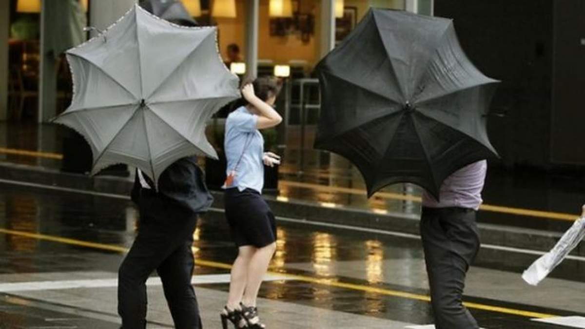Atenţie, nu lăsaţi umbrela acasă! COD GALBEN de ploi şi vijelii în întreaga ţară