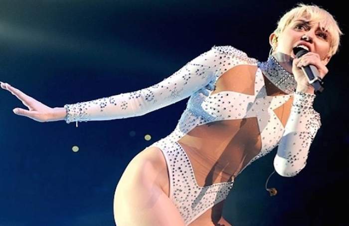FOTO Miley Cyrus, gesturi porno pe scenÄƒ! Ce le-a arÄƒtat de aceastÄƒ datÄƒ  fanilor | Spynews.ro