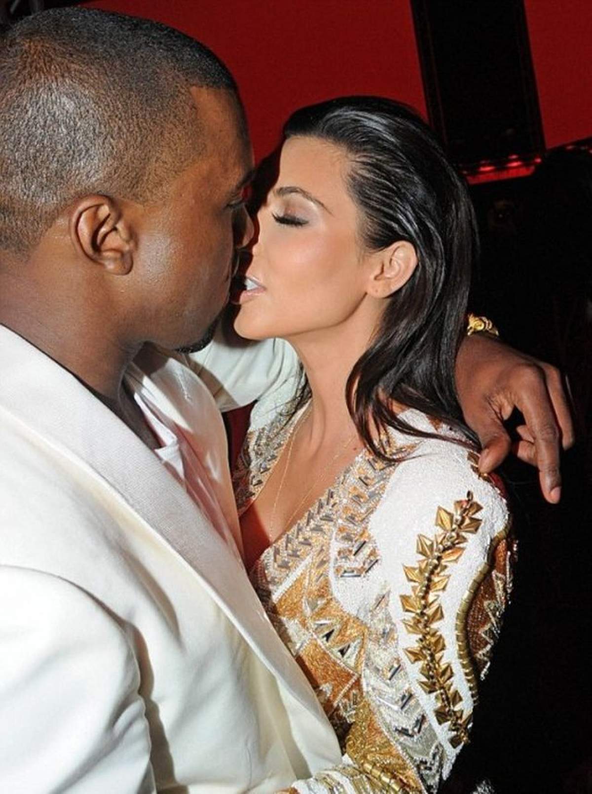 Cel mai dizgraţios sărut de nuntă! Priveşte-o pe Kim Kardashian în acţiune!