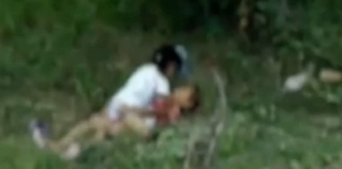 VIDEO INCREDIBIL!!! Două fetiţe au mimat actul sexual, sub ochii părinţilor!