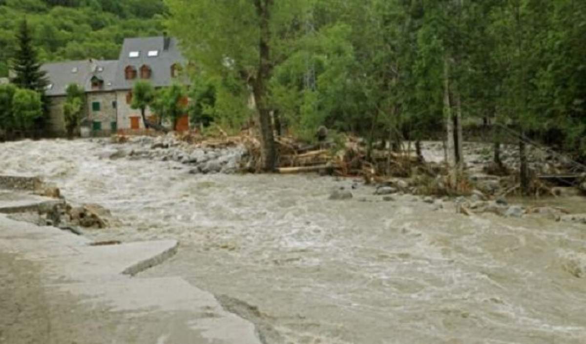 Inundaţii devastatoare în Bulgaria! Mai mulţi turişti români au rămas blocaţi din cauza apelor!