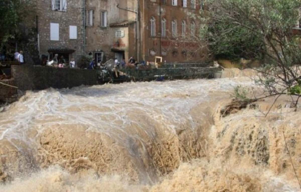 Turiştii români din Albena, aduşi în ţară de un autocar al MAI!