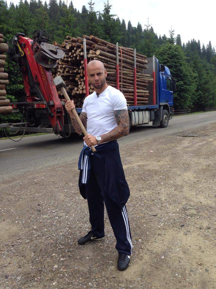 Un celebru fotbalist a încercat să o iniţieze pe Andra Trandaş în tainele valsului. Vezi imagini inedite cu cei doi!