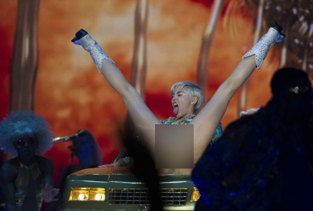 Miley Cyrus a încercat toate poziţiile de sex pe scenă! Ce le-a arătat fanilor este revoltător!