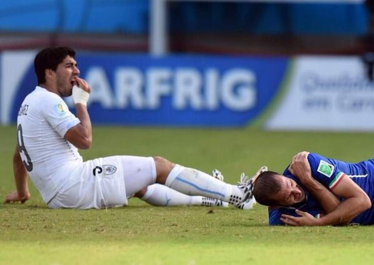 Momente violente la Campionatul Mondial de Fotbal! Luis Suarez l-a muşcat pe Chiellini