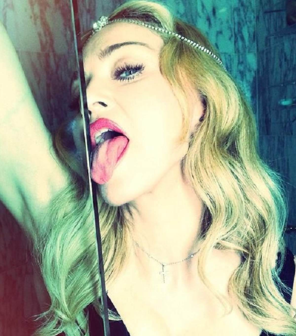 Ce urât! Madonna şi-a sugrumat sânii într-o rochie prea strâmtă crezând că va atrage atenţia fanilor