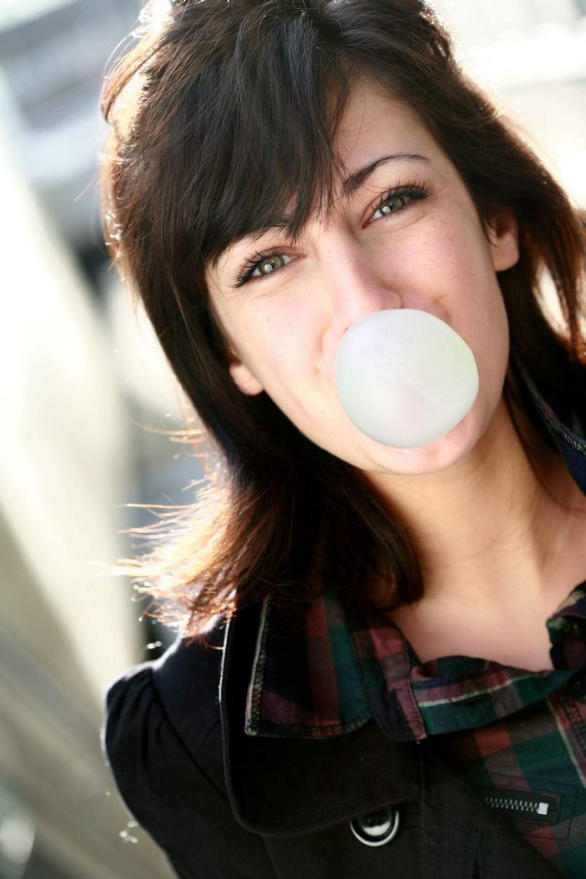 Ce se întâmplă cu adevărat în organismul tău atunci când înghiţi gumă de mestecat?