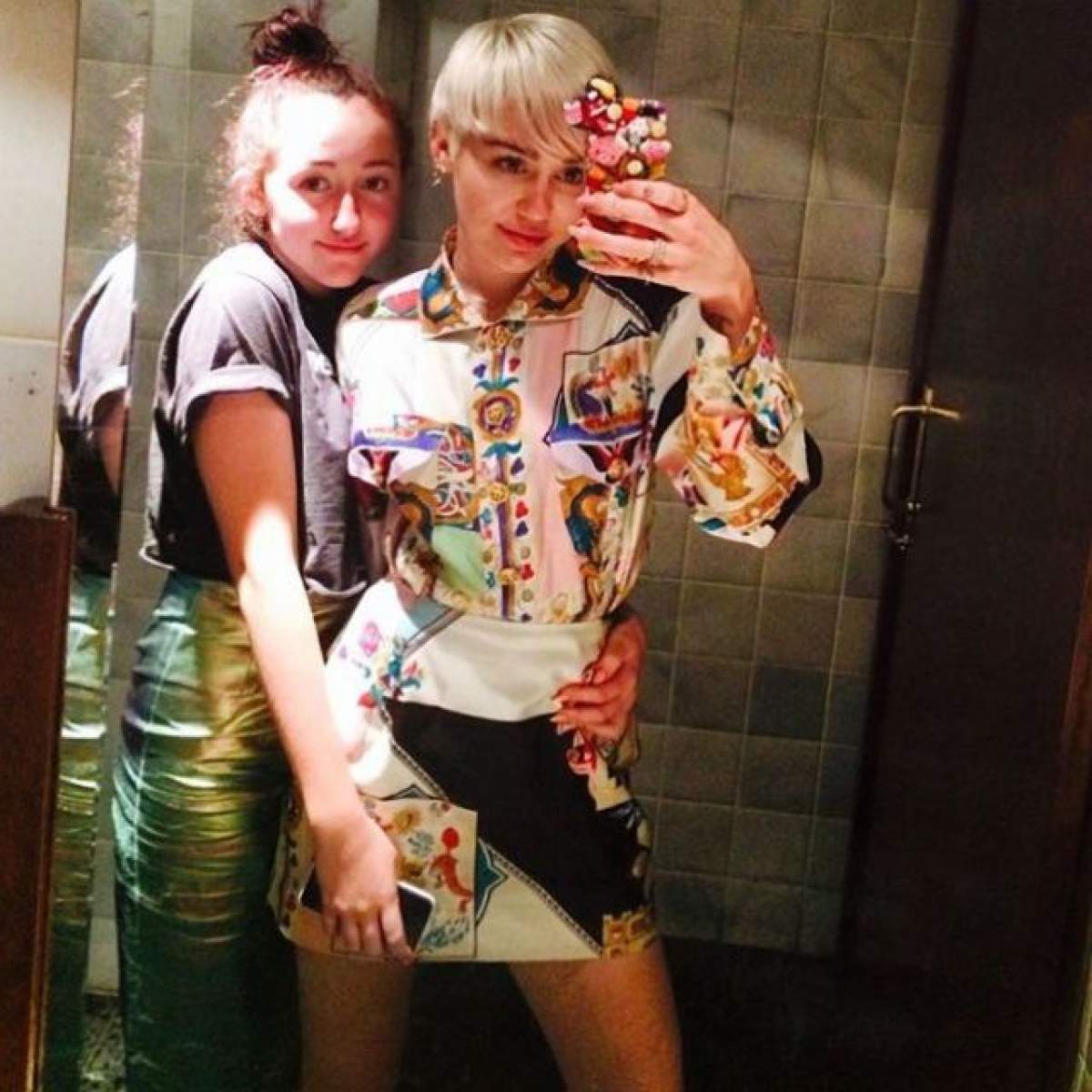 Miley Cyrus îşi învaţă sora la prostii!? Fanii s-au dus cu gândul la filmele XXX