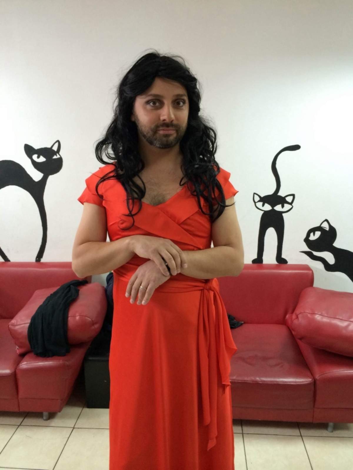 Ghiceşti ce cântăreţ de la noi se ascunde sub perucă? S-a deghizat în Conchita Wurst şi a făcut furori pe Internet