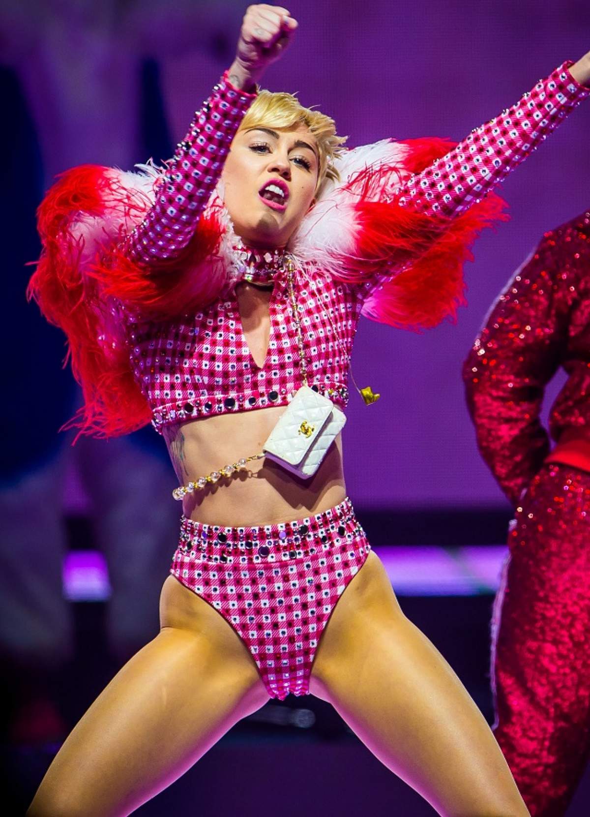 Miley Cyrus s-a pozat goală! A intrat cu el în baie şi a început să-l pupe