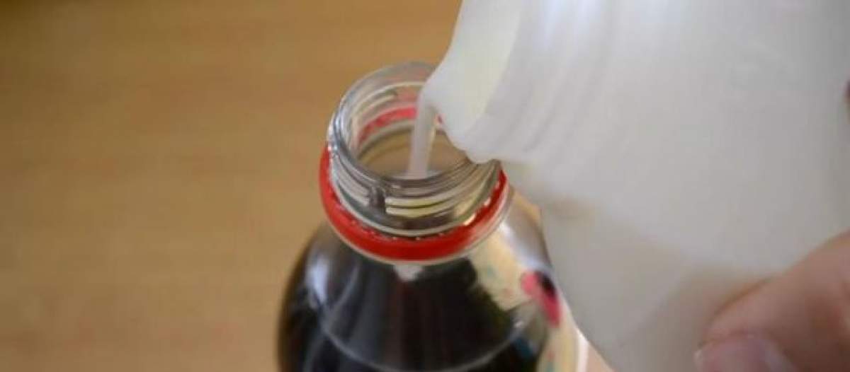 VIDEO Şocant! Ce se întâmplă când adaugi lapte într-o sticlă de cola?