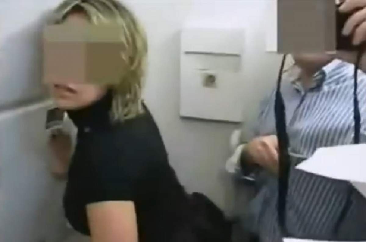 VIDEO 18+ Şi-au dat frâu liber instinctelor! Au făcut sex în toaleta unui avion şi au filmat întreaga scenă!