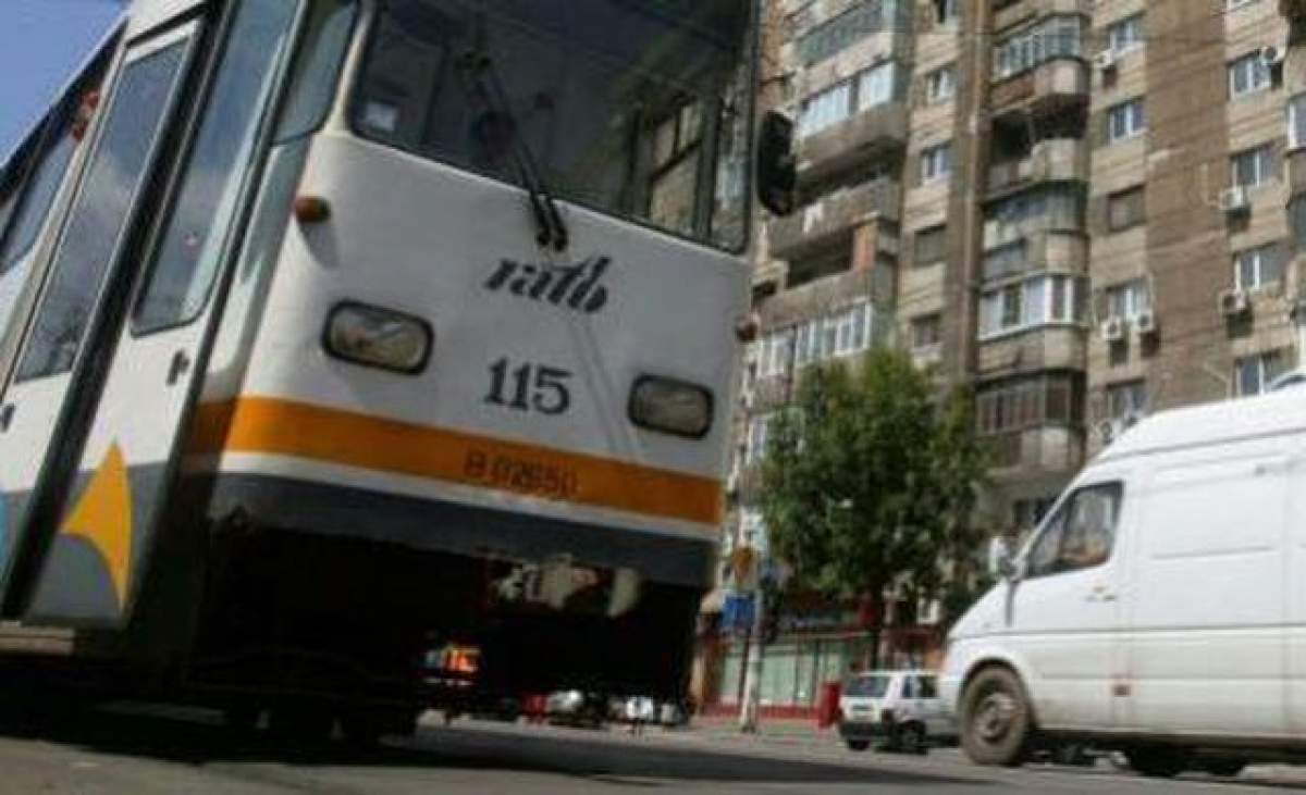 La un pas de TRAGEDIE! Un tramvai a lovit un taxi şi patru persoane au ajuns la spital