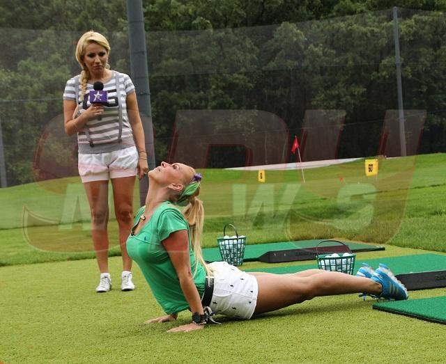 Partidă de golf incendiară! Rocsana Marcu şi Vica Blochina au ajuns pe mâna unui spaniol! Nu le-ai văzut niciodată pe cele două blonde sexy în astfel de ipostaze!